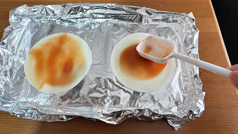 餃子の皮に自家製ピザソースを塗る