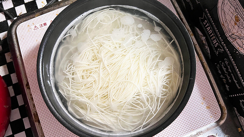 そうめんをゆでる