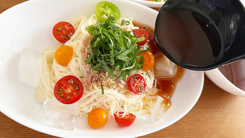 ミニトマトそうめんにめんつゆをイン