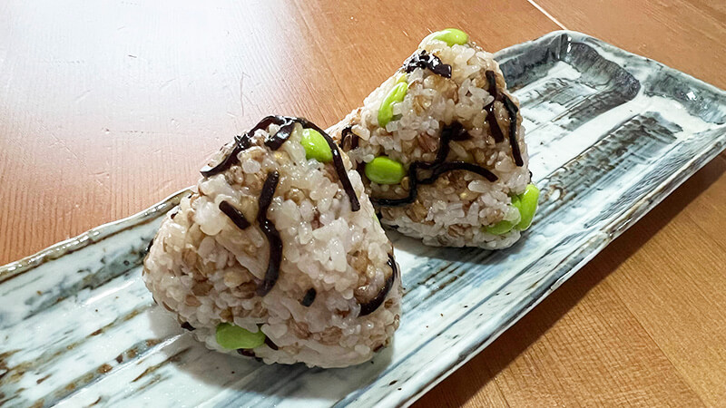 もち麦と枝豆昆布のおにぎり