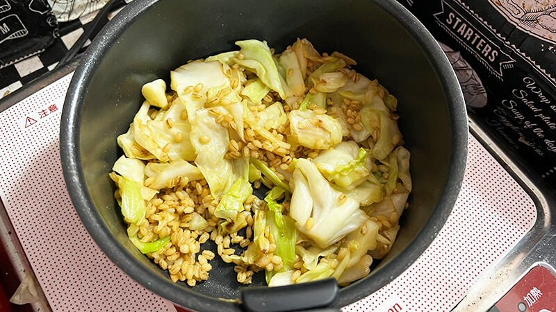 もち麦を入れて醤油・塩こしょうで味付け