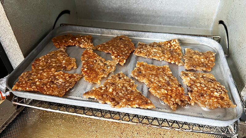 もち麦せんべいをトースターで焼く