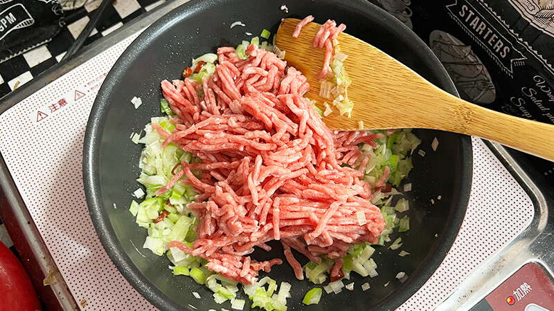 ひき肉を入れて炒める