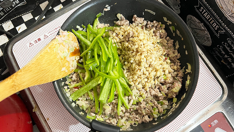 ピーマンともち麦を入れていきます