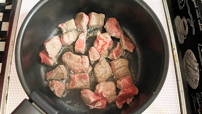 牛肉を焼く