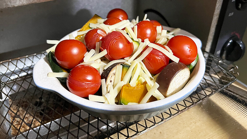 ミニトマトのグリルにチーズをのせて焼く