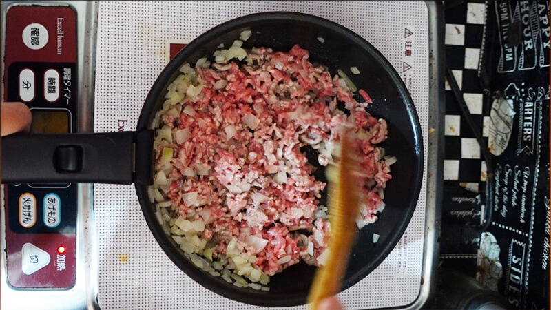 ひき肉と玉ねぎを炒める