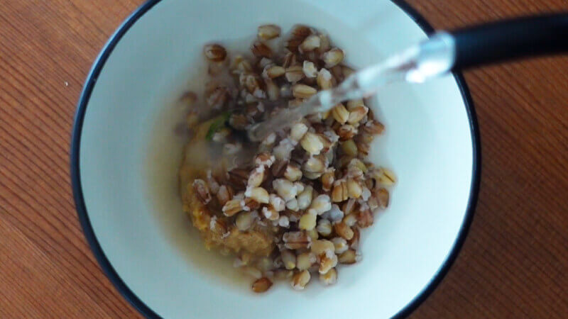 もち麦味噌玉にお湯をかける