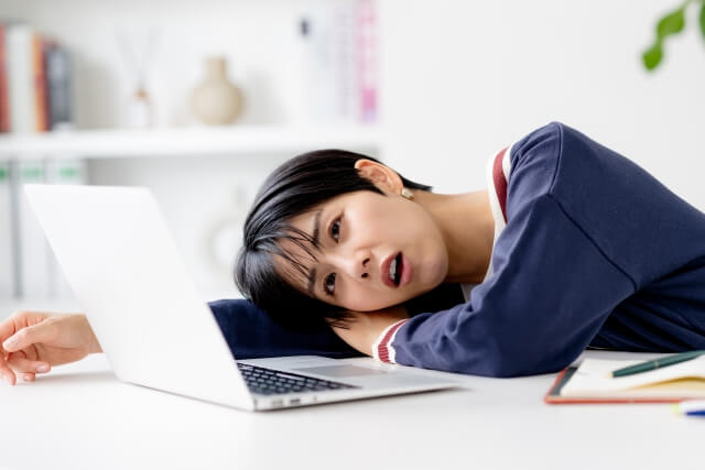 デスクワークで疲弊している人