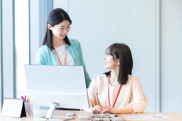 デスクワークの女性たち