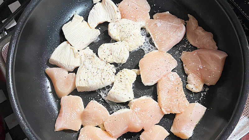 鶏むね肉を焼く