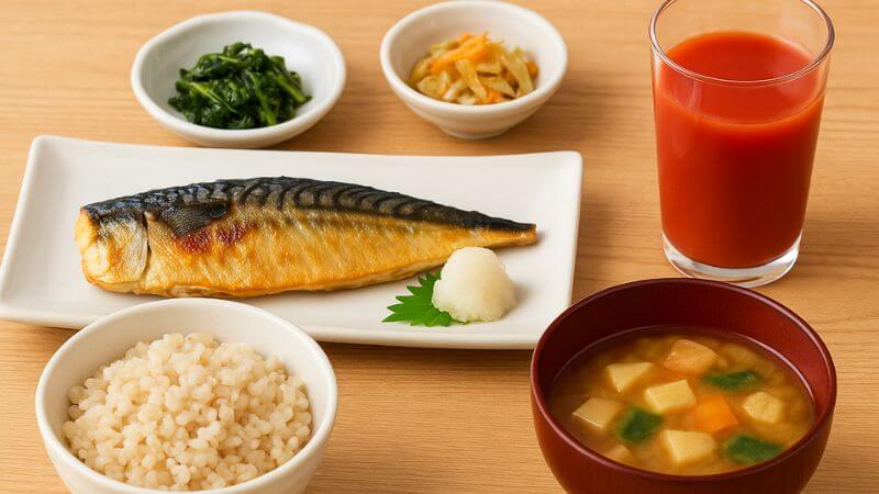 サバ定食とトマトジュース