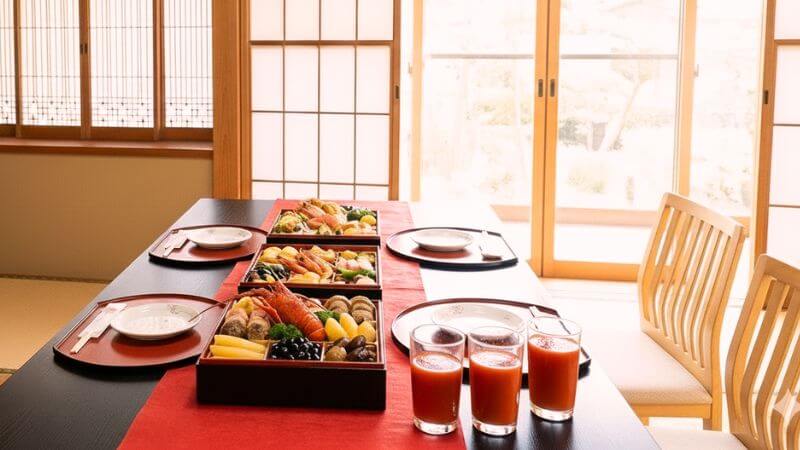 おせち料理とトマトジュース