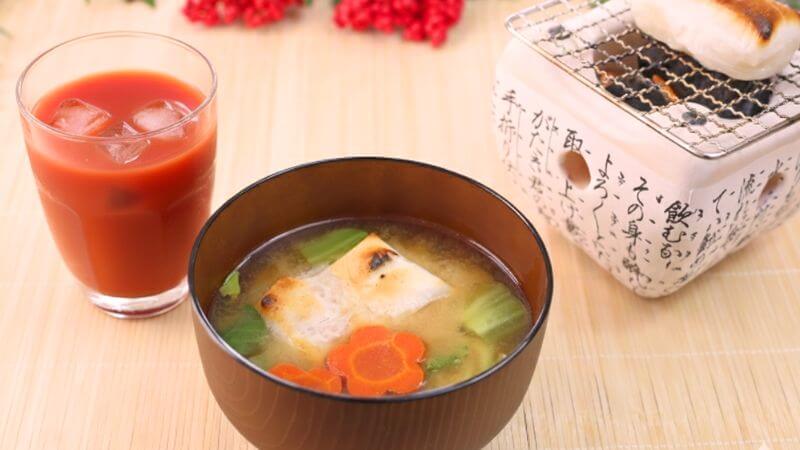 お雑煮とトマトジュース