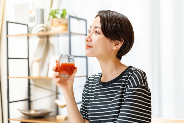 トマトジュースを飲む人
