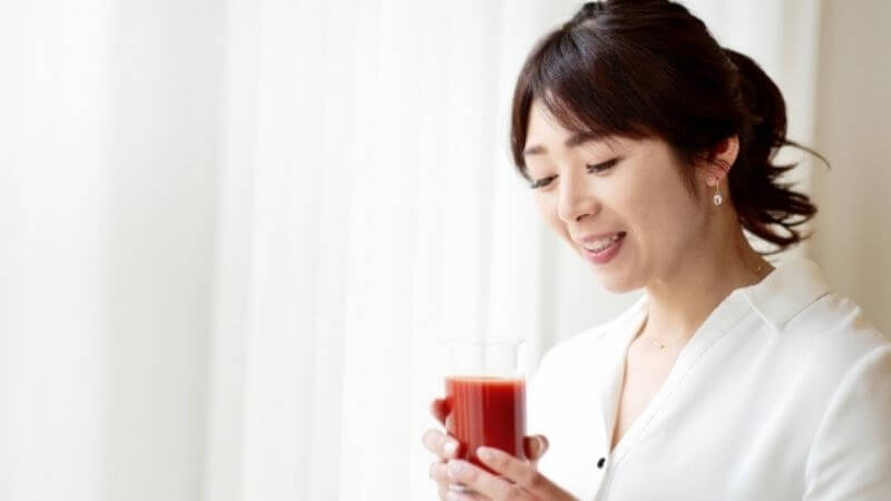 トマトジュースを取り入れた女性