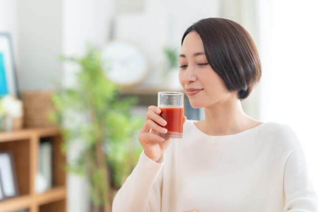 トマトジュースを飲む人