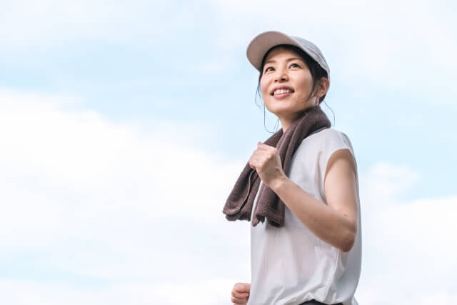 ウォーキングしている女性